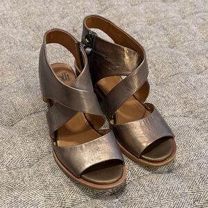 Sofft metallic leather sandals size 8M